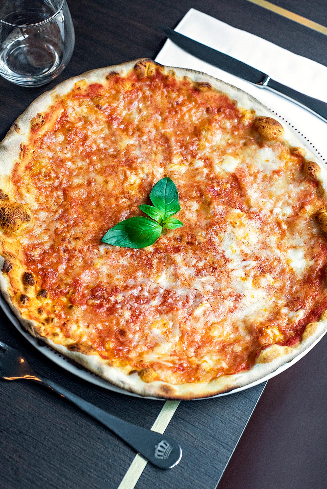 Freshly served pizza.