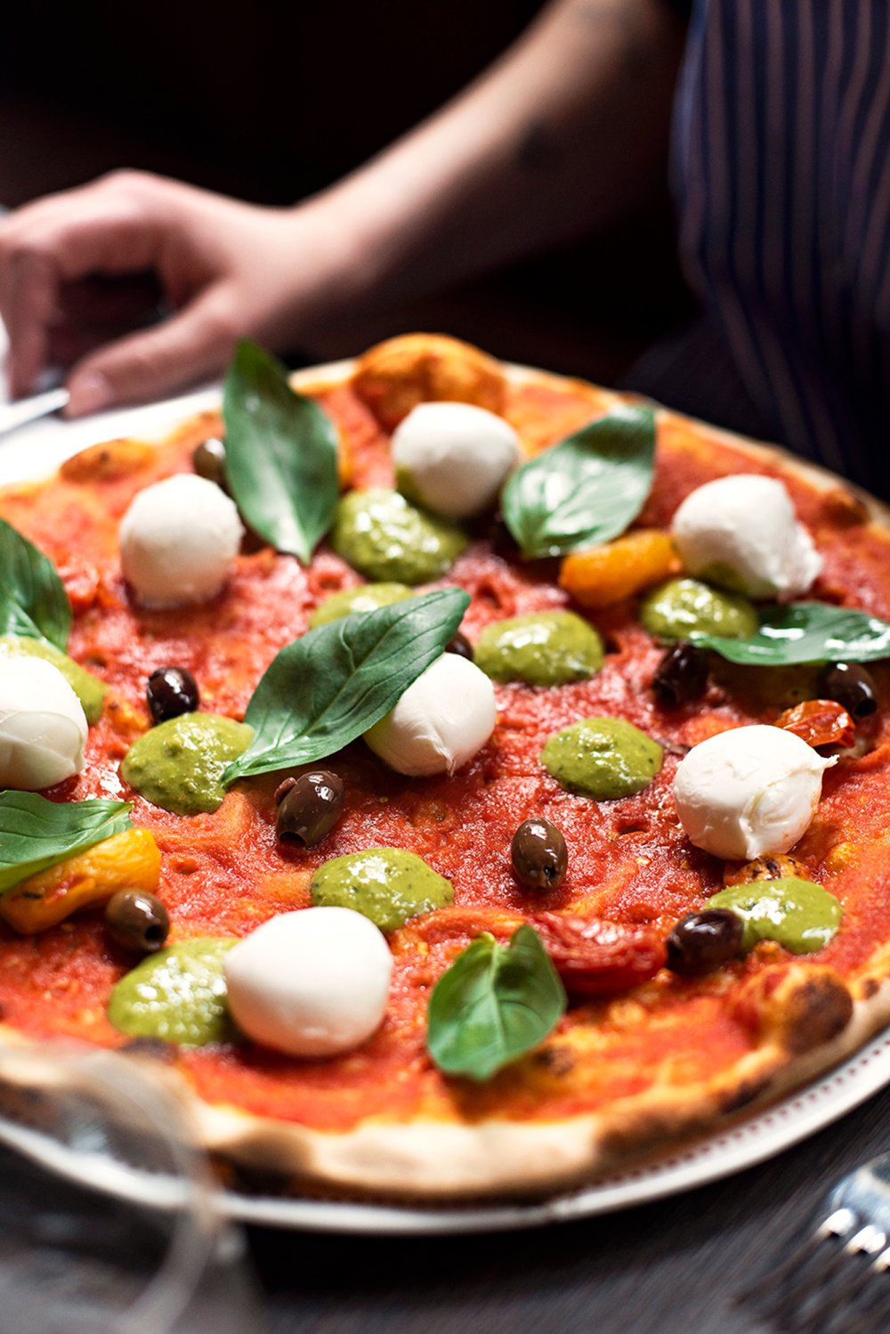 Freshly served pizza.