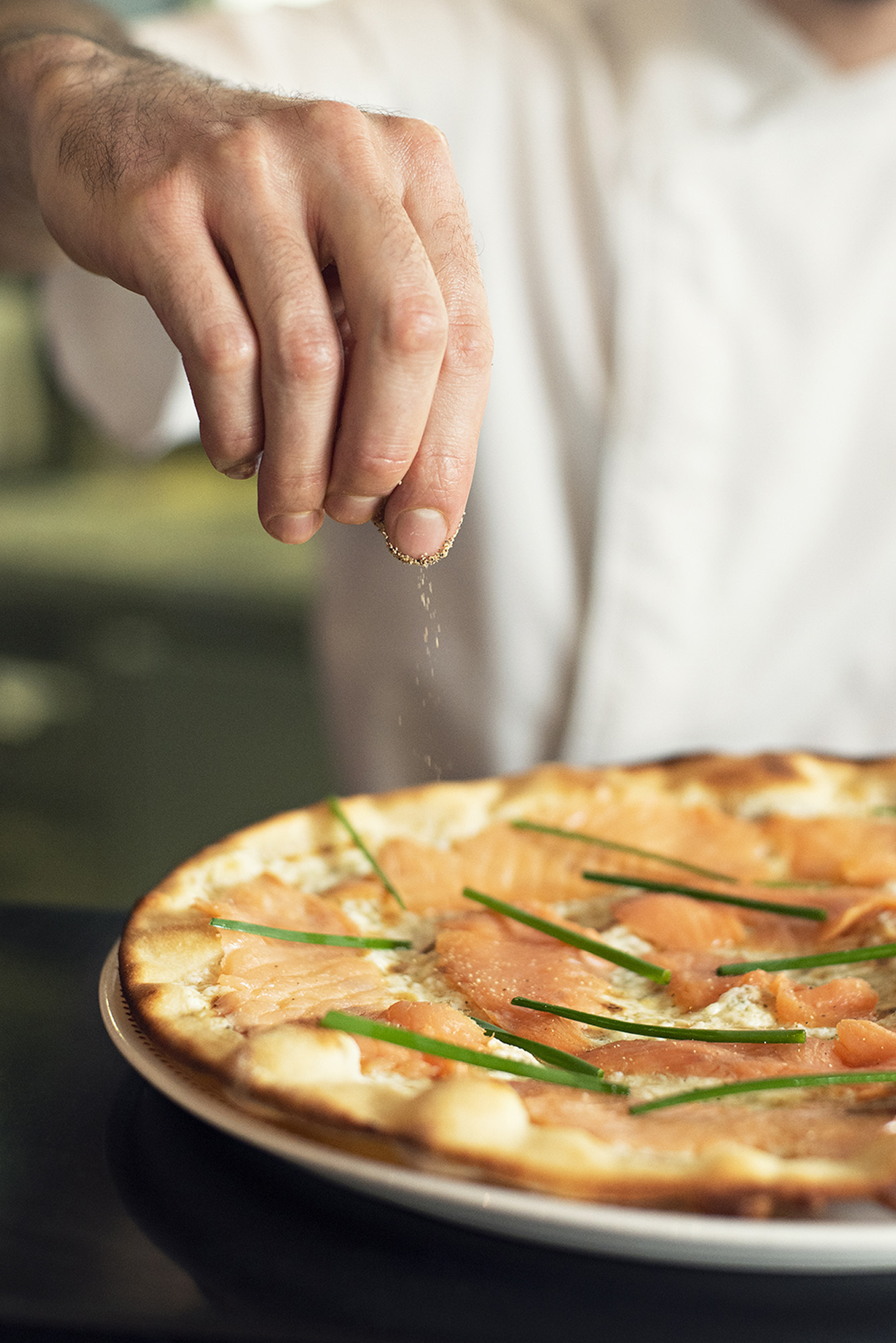 Freshly served pizza.